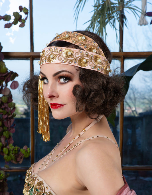 Make your own glamorous 1920s flapper headband with our complete DIY kit or video tutorial. Perfect for Great Gatsby parties, weddings, burlesque shows & vintage lovers.
