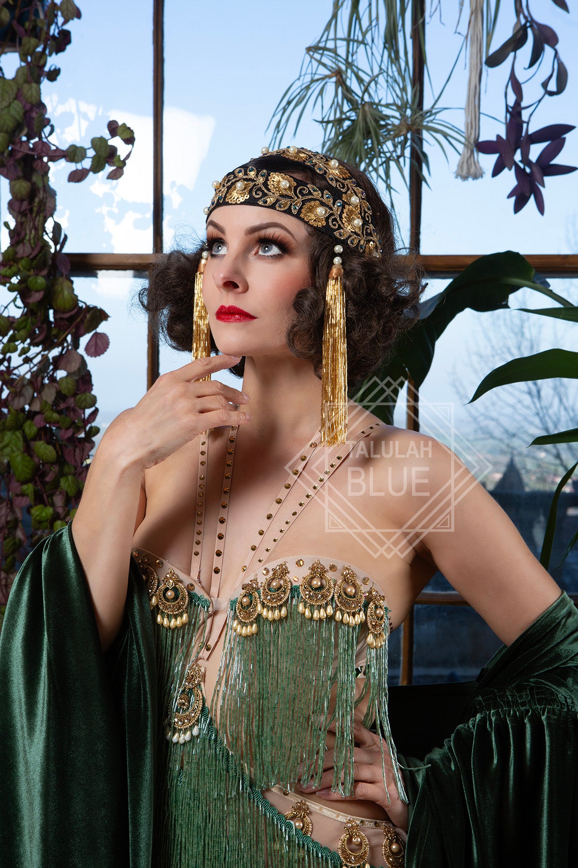 DIY 1920s flapper headband with gold embroidery, pearl beads, and luxurious glass tassels – perfect Great Gatsby accessory for vintage parties or roaring twenties outfits