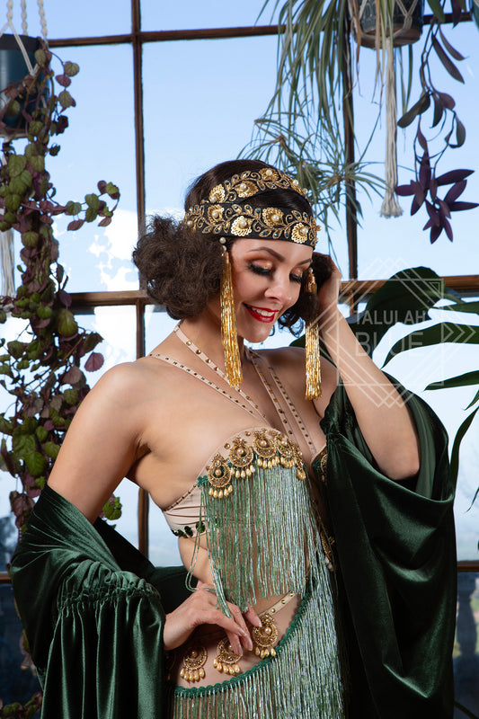 DIY 1920s flapper headband with gold embroidery, pearl beads, and luxurious glass tassels – perfect Great Gatsby accessory for vintage parties or roaring twenties outfits