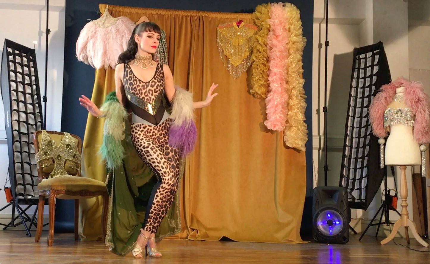 Learn 1920's burlesque routine, Burlesque dance class online lessons with Talulah Blue, online dance videos 