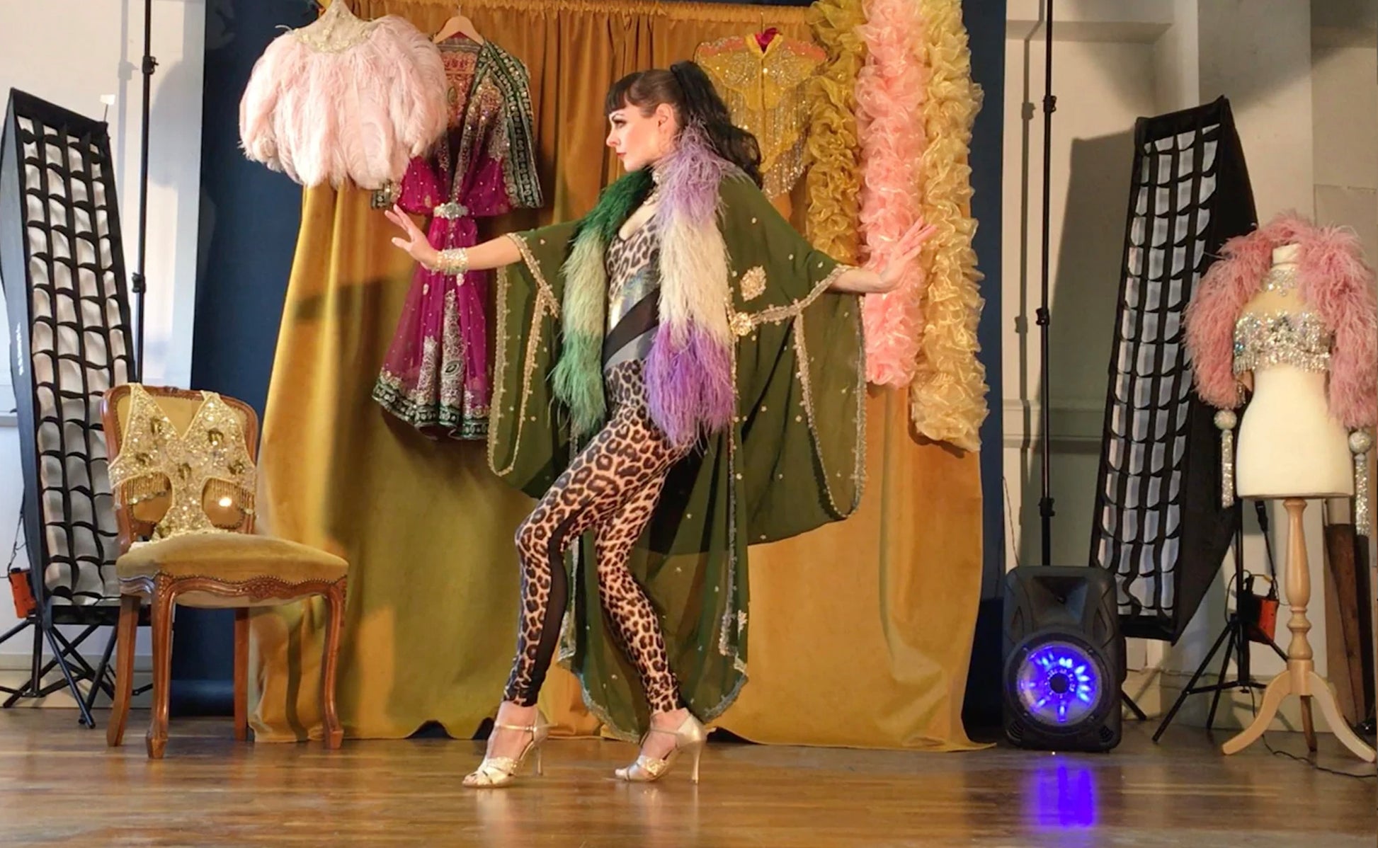 Learn 1920's burlesque routine, Burlesque dance class online lessons with Talulah Blue, online dance videos 